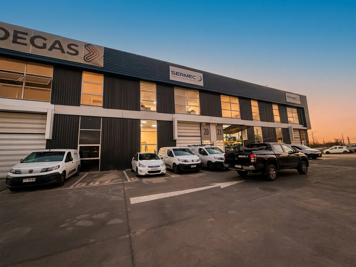 Oficinas y flota de vehículos SERMEC en San Bernardo
